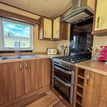 Gorgeous 6 Berth Caravan With Decking And Wi-Fi At Broadland Sands Ref 20377Bs Hopton on Sea Zewnętrze zdjęcie