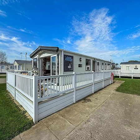 Gorgeous 6 Berth Caravan With Decking And Wi-Fi At Broadland Sands Ref 20377Bs Hopton on Sea Zewnętrze zdjęcie