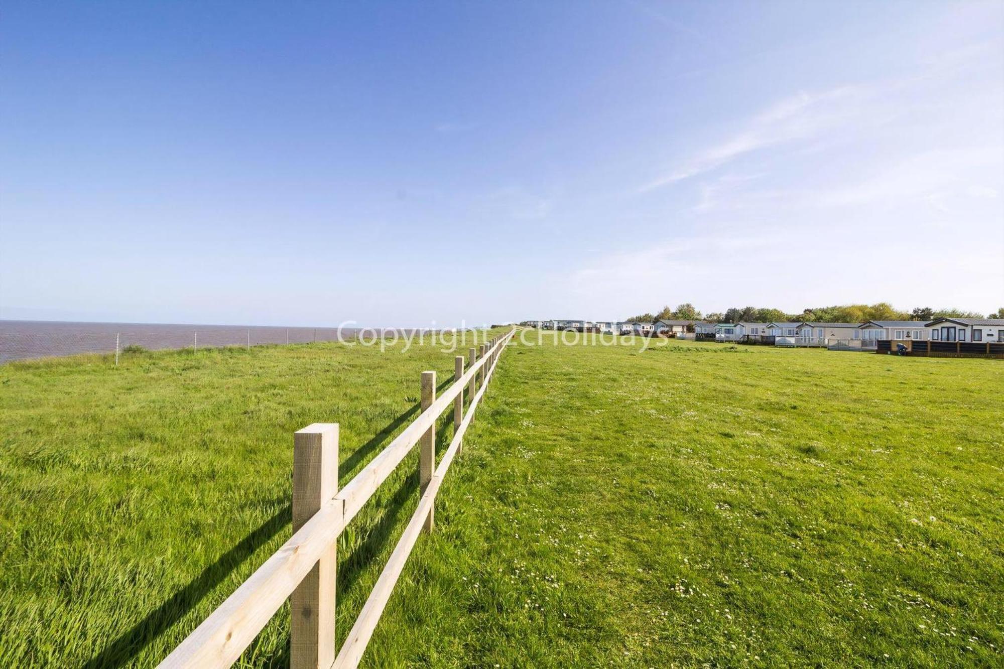 Gorgeous 6 Berth Caravan With Decking And Wi-Fi At Broadland Sands Ref 20377Bs Hopton on Sea Zewnętrze zdjęcie