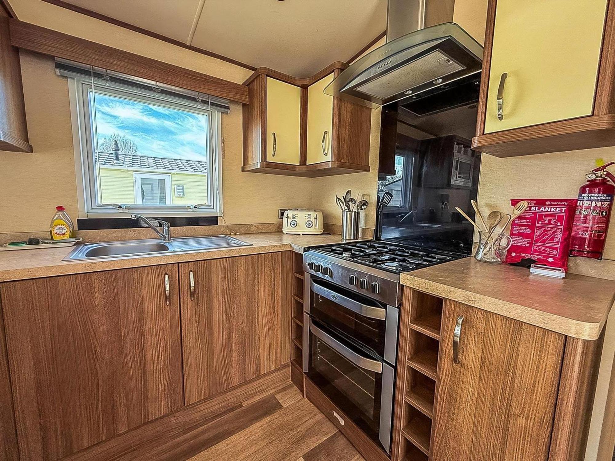 Gorgeous 6 Berth Caravan With Decking And Wi-Fi At Broadland Sands Ref 20377Bs Hopton on Sea Zewnętrze zdjęcie
