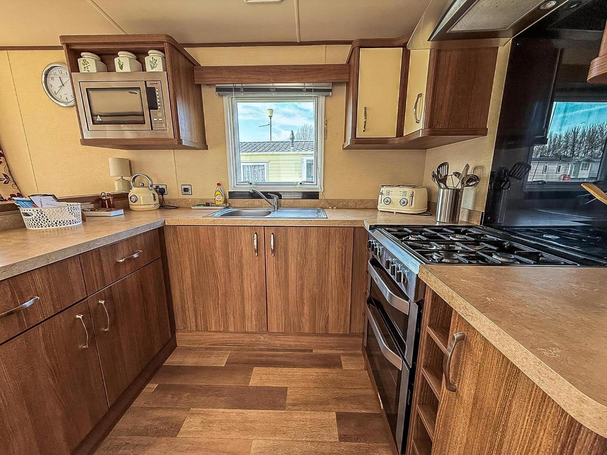 Gorgeous 6 Berth Caravan With Decking And Wi-Fi At Broadland Sands Ref 20377Bs Hopton on Sea Zewnętrze zdjęcie