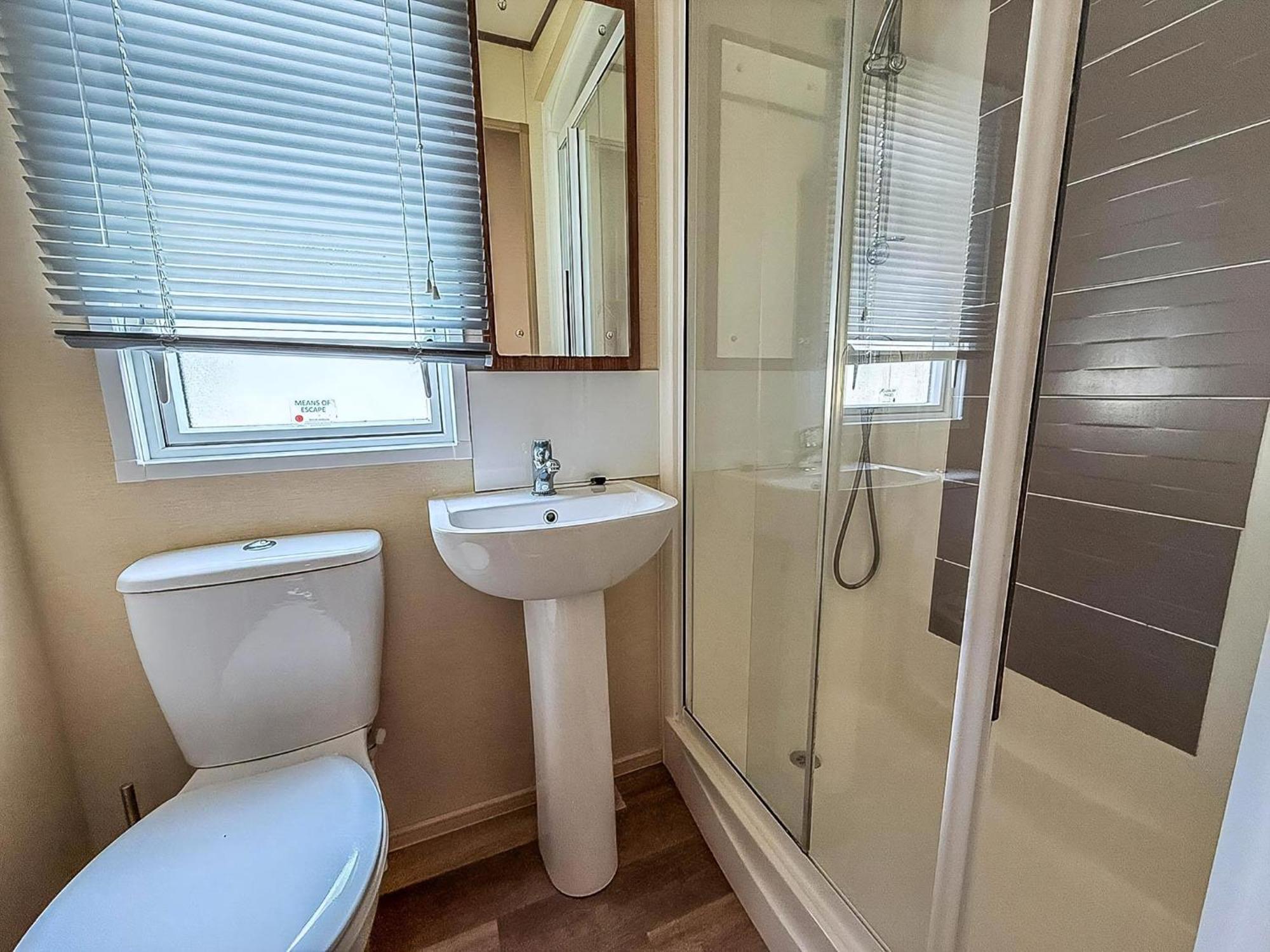 Gorgeous 6 Berth Caravan With Decking And Wi-Fi At Broadland Sands Ref 20377Bs Hopton on Sea Zewnętrze zdjęcie