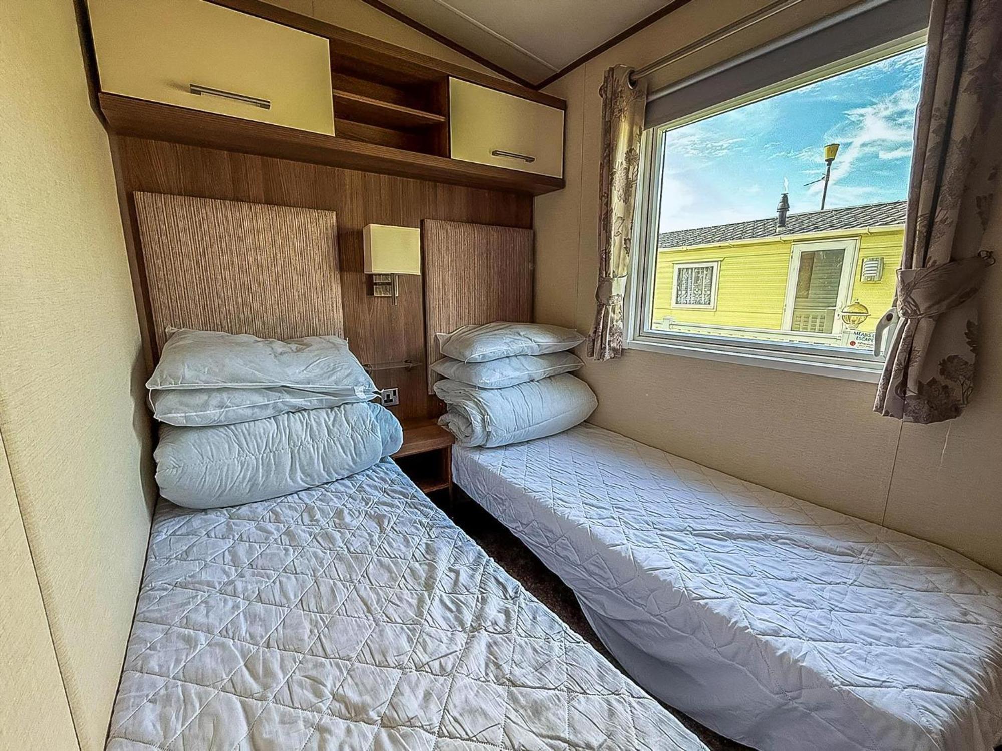 Gorgeous 6 Berth Caravan With Decking And Wi-Fi At Broadland Sands Ref 20377Bs Hopton on Sea Zewnętrze zdjęcie