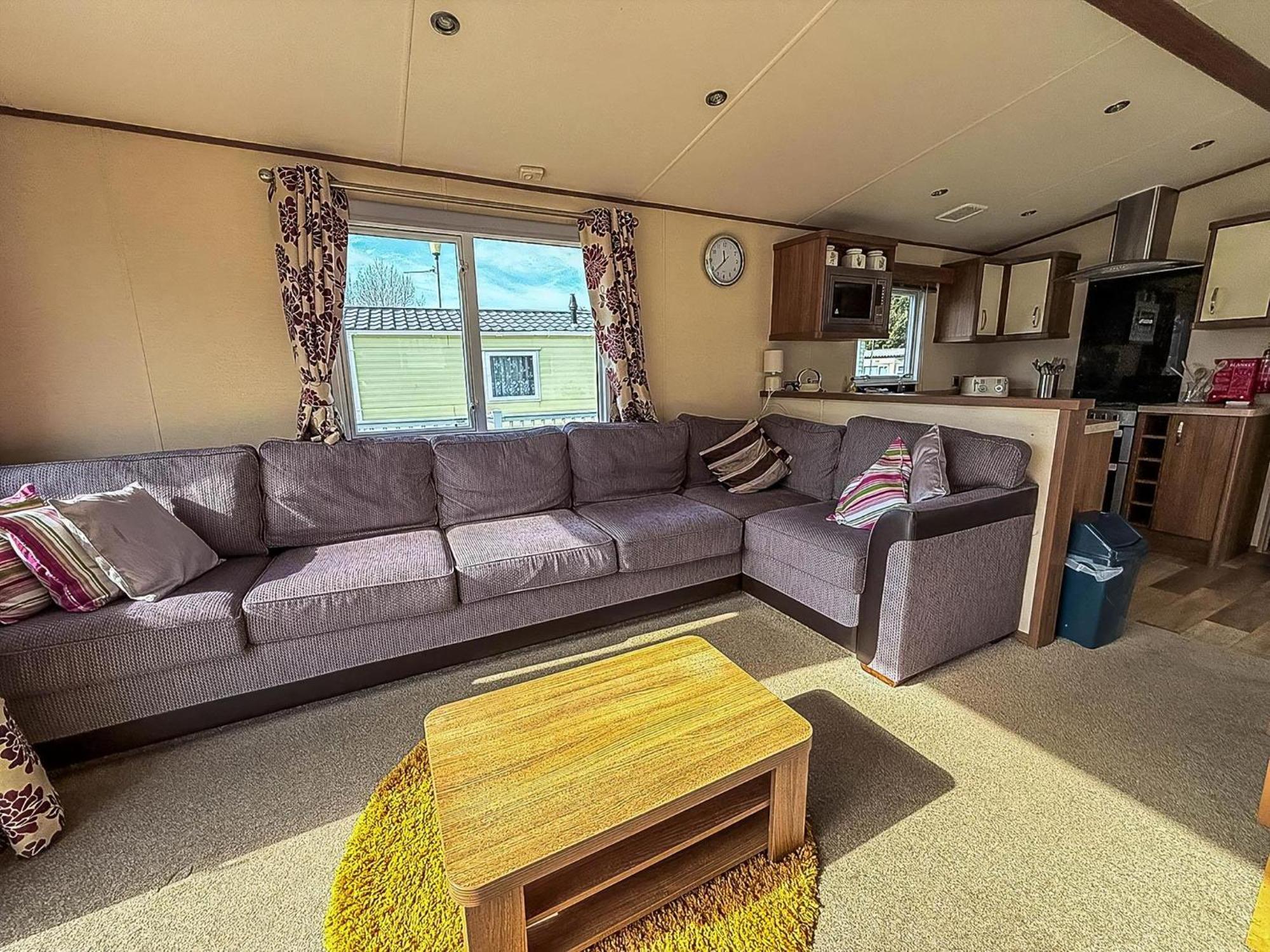 Gorgeous 6 Berth Caravan With Decking And Wi-Fi At Broadland Sands Ref 20377Bs Hopton on Sea Zewnętrze zdjęcie