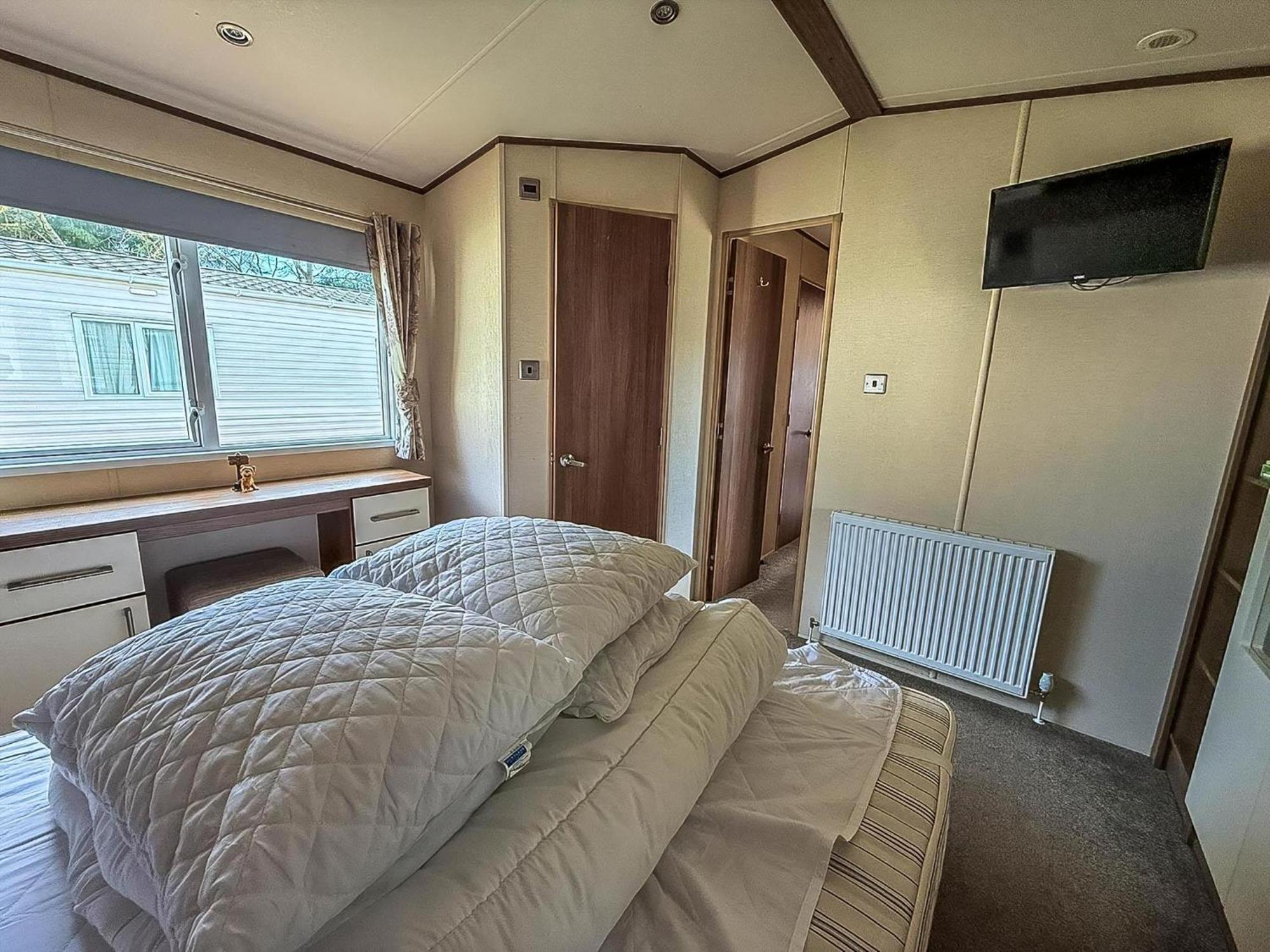 Gorgeous 6 Berth Caravan With Decking And Wi-Fi At Broadland Sands Ref 20377Bs Hopton on Sea Zewnętrze zdjęcie
