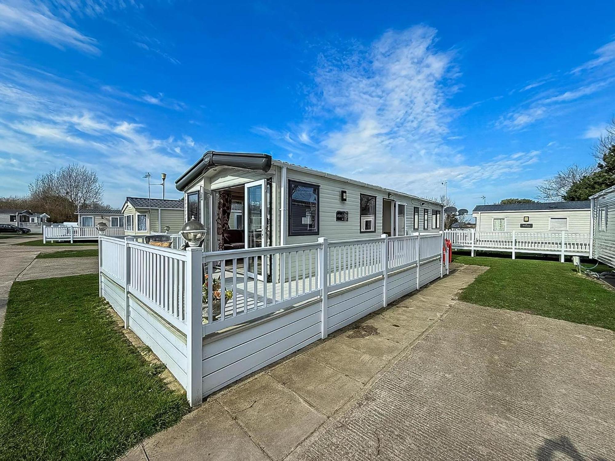 Gorgeous 6 Berth Caravan With Decking And Wi-Fi At Broadland Sands Ref 20377Bs Hopton on Sea Zewnętrze zdjęcie