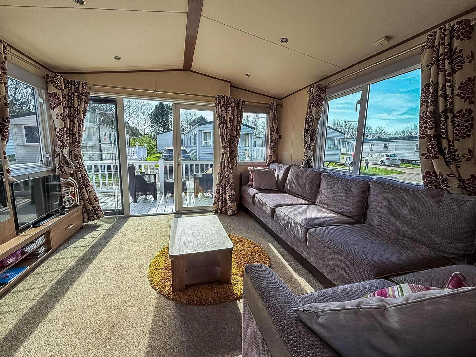 Gorgeous 6 Berth Caravan With Decking And Wi-Fi At Broadland Sands Ref 20377Bs Hopton on Sea Zewnętrze zdjęcie