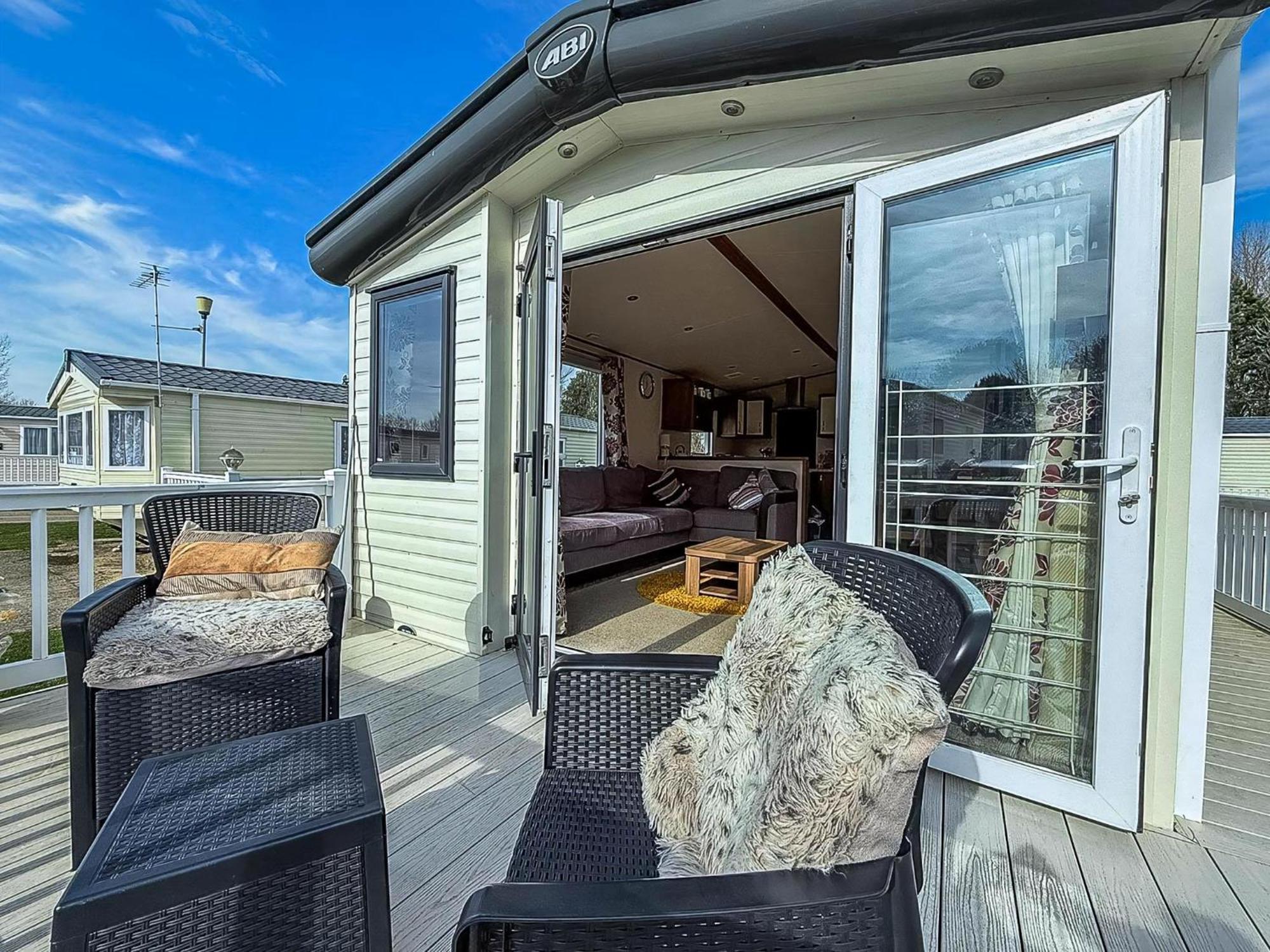 Gorgeous 6 Berth Caravan With Decking And Wi-Fi At Broadland Sands Ref 20377Bs Hopton on Sea Zewnętrze zdjęcie